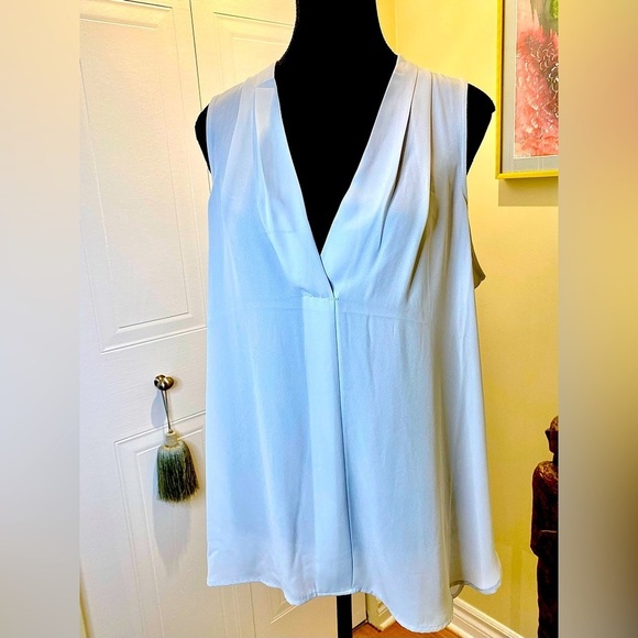 Vince  Camuto 🩶 light grey, sheer plunging v-neck sleeveless tunic, NWOT - Picture 2 of 9